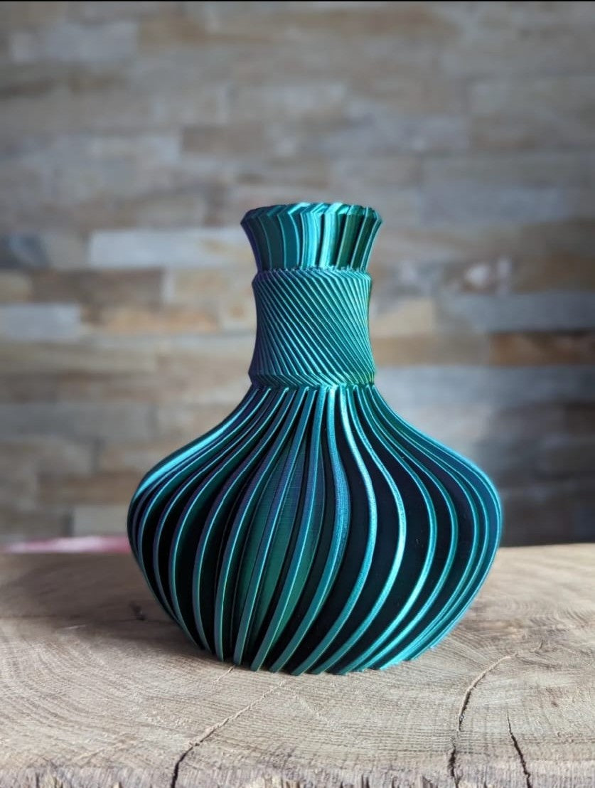 Vase design nervuré imprimé en 3D – Finition métallisée bleu/vert