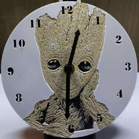 Horloge Groot imprimée en 3D – Déco de bureau pour fans Marvel